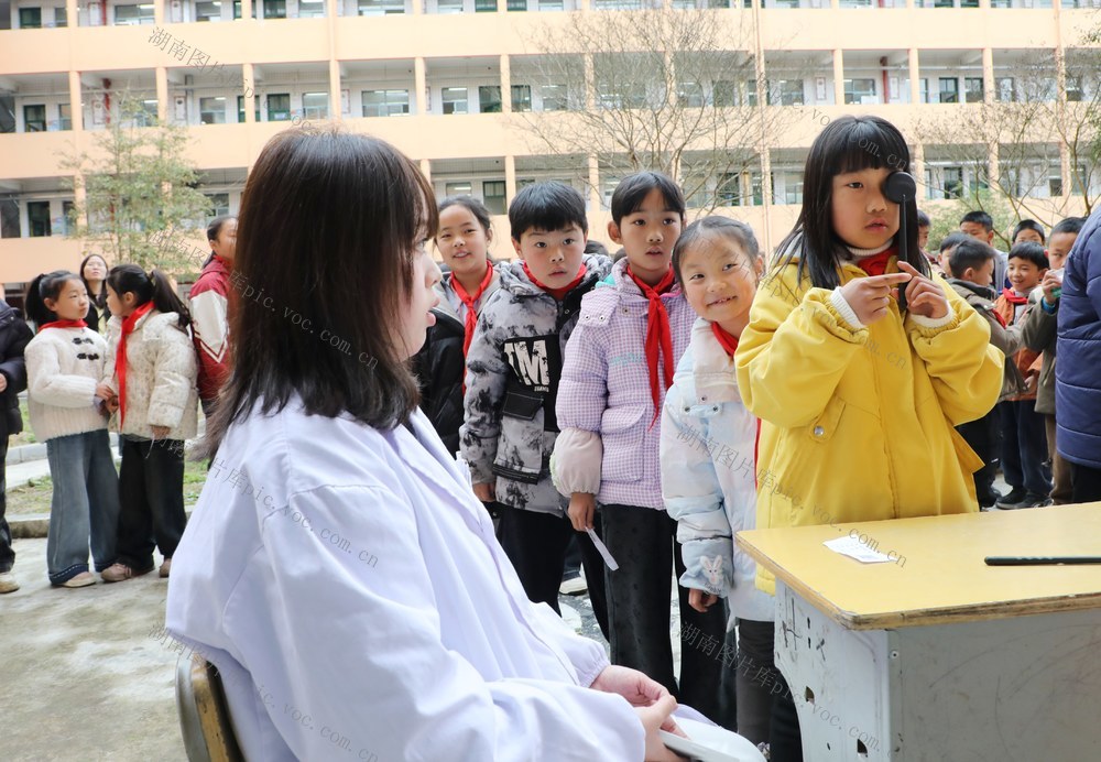  视力检查进校园     关爱学生眼健康