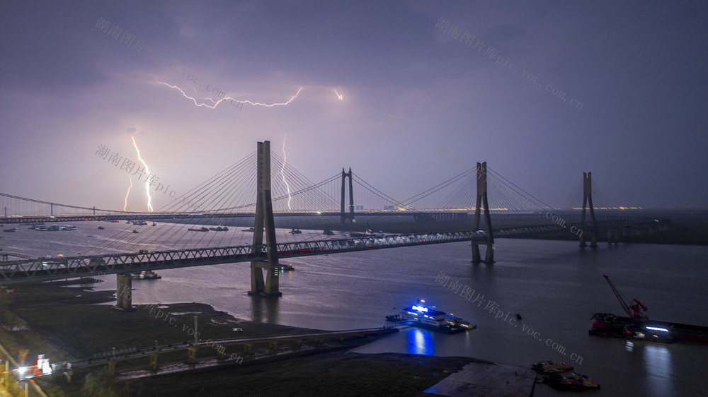 岳阳 洞庭湖夜景 洞庭湖大桥 闪电 雷电 极端天气 