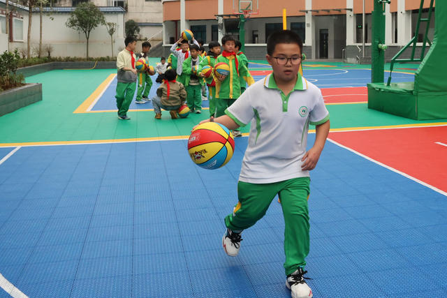 土家族 学校 苗族 学生 体质 篮球 运动 特色 社团