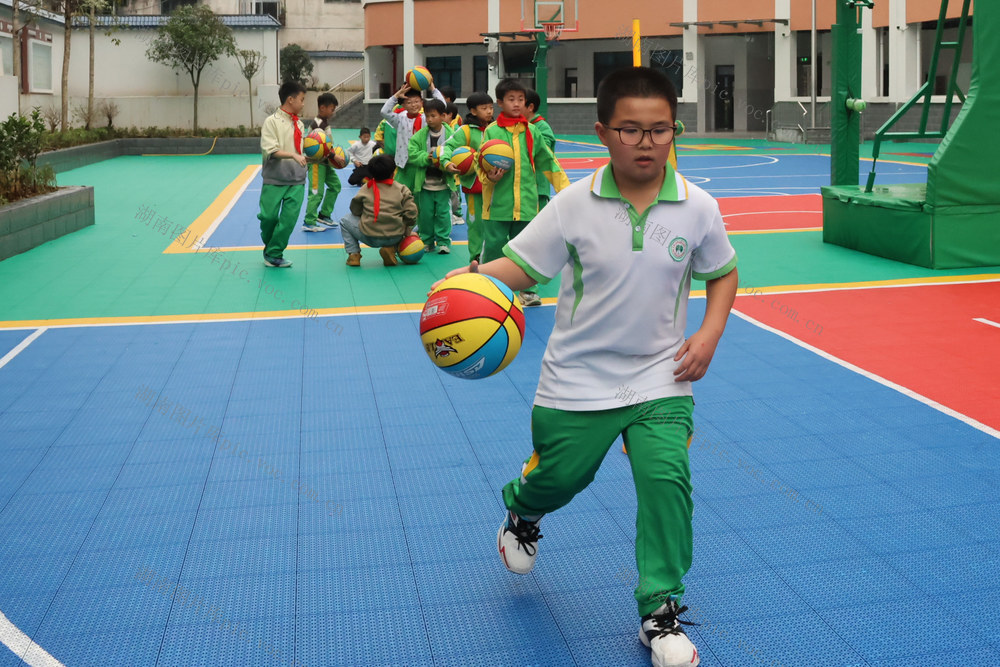 土家族 学校 苗族 学生 体质 篮球 运动 特色 社团