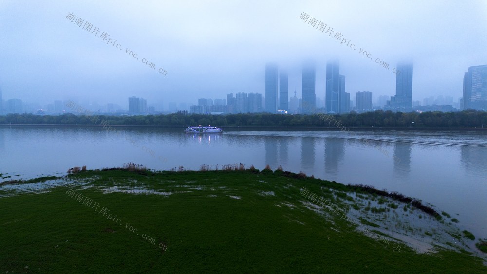 雾漫星城 别有韵味