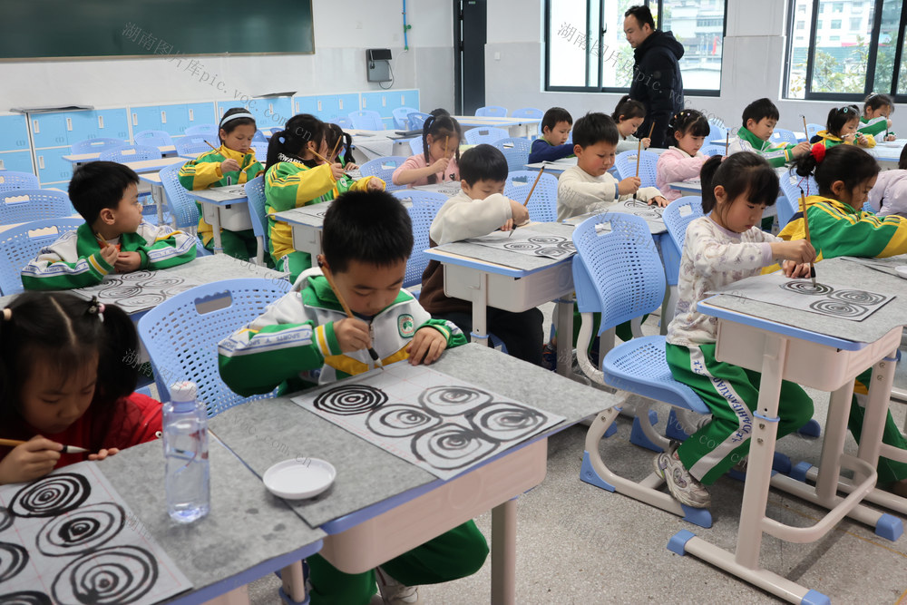 土家族 小学 苗族 学生 书法 运笔 传承 弘扬 中华传统 文化 示范 教师