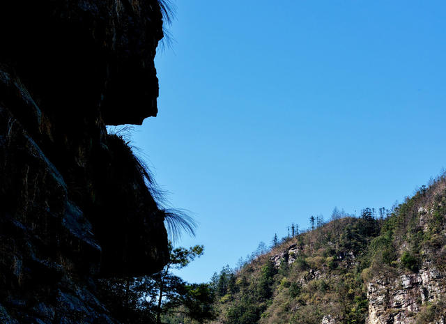 湖南桂东 石磨岭 悬崖峭壁 石双乳峰 龙须草