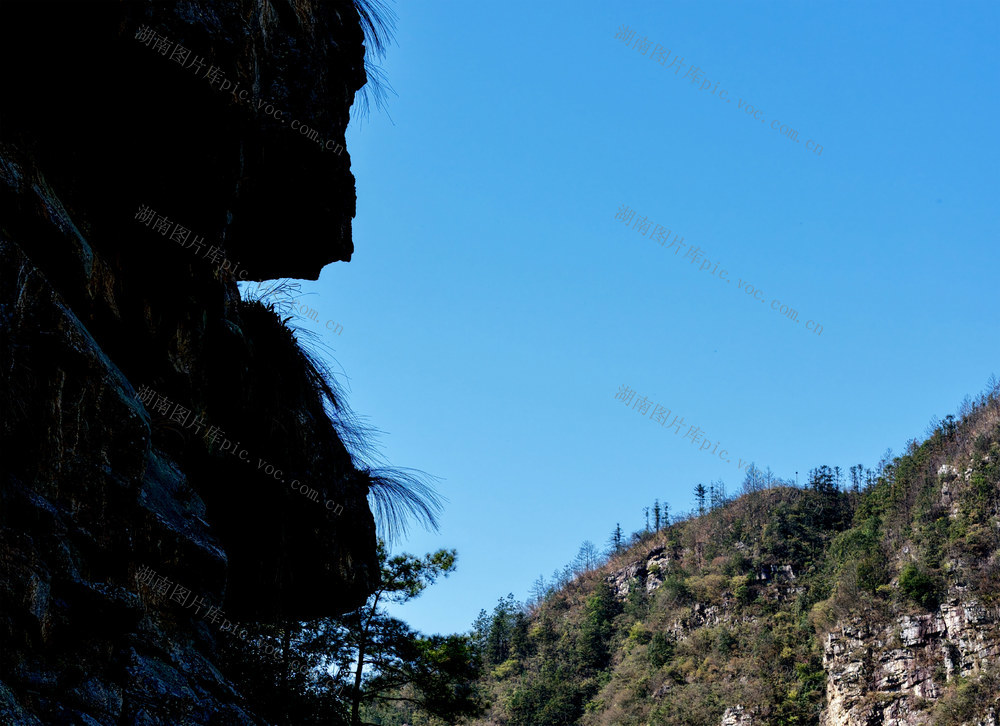 湖南桂东 石磨岭 悬崖峭壁 石双乳峰 龙须草