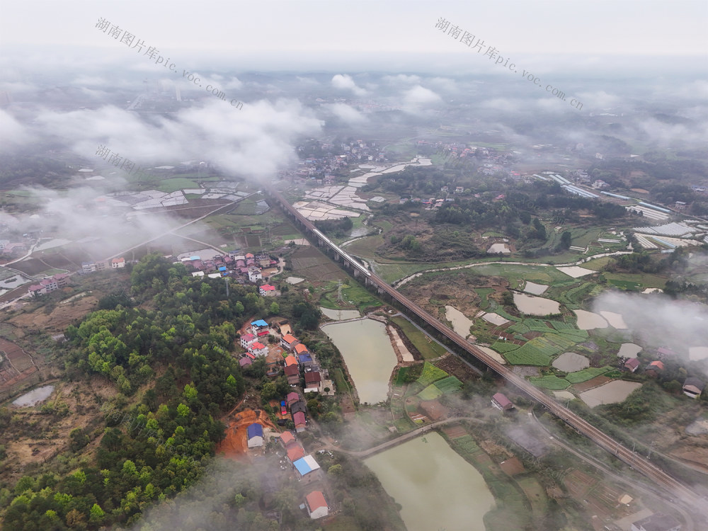 动车  田野  云雾  乡村  风景  自然