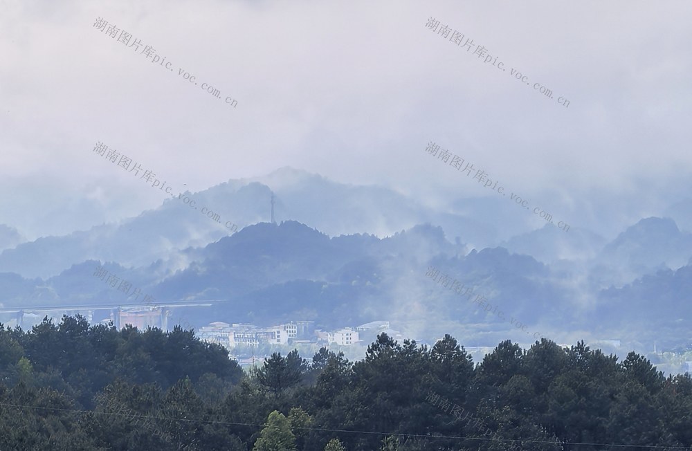 春山如黛雨如烟。