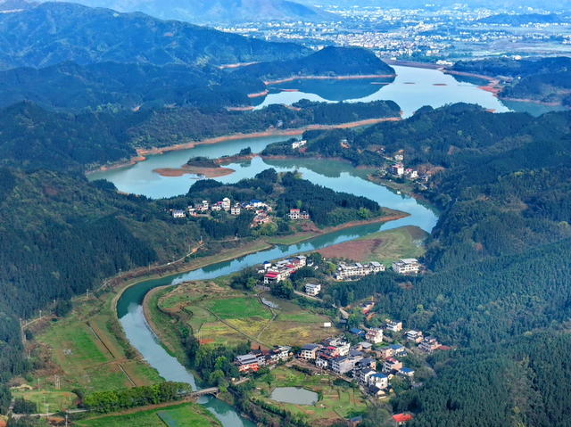 美丽 乡村  入  画来