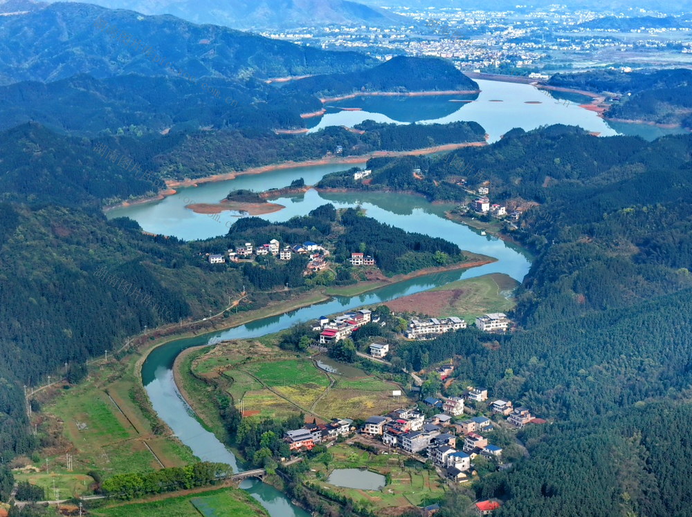 美丽 乡村  入  画来