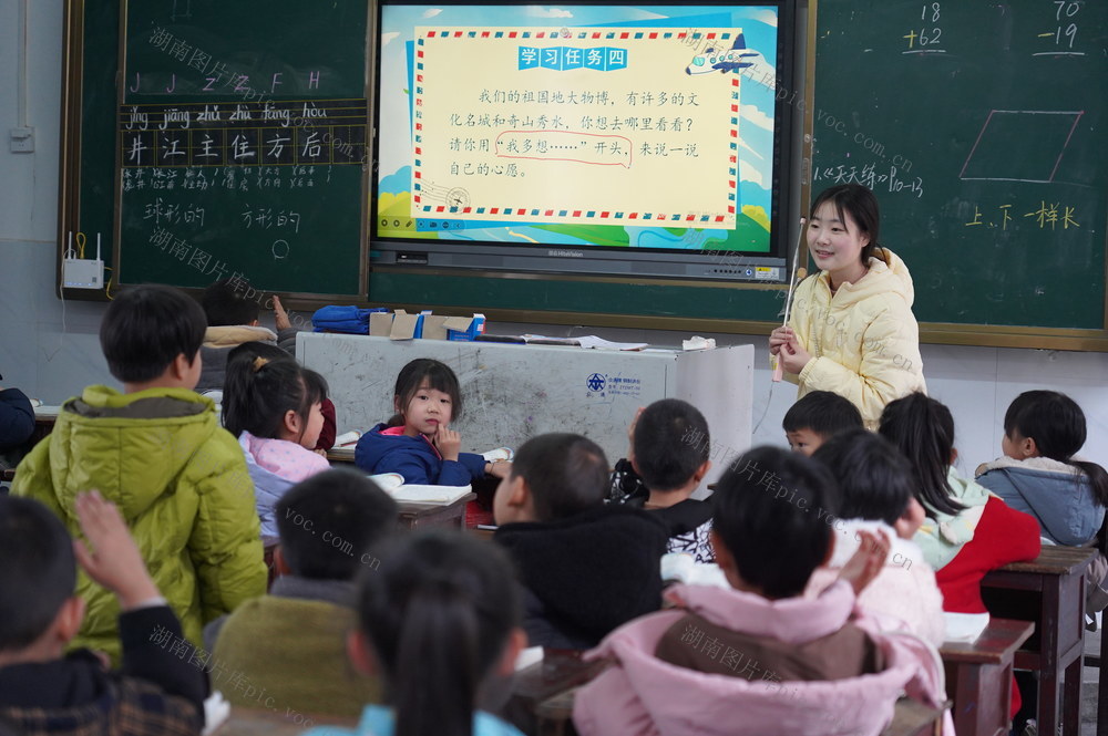 班班通促乡村教育（图）
3月31日，湖南省隆回县雨山小学教师利用班班通设备进行教学。近年来,该县大力发展现代化技术教育,使宽带网络校校通、优质资源班班通、网络学习空间人人通,现代教育技术在乡村学校得到广泛应用。