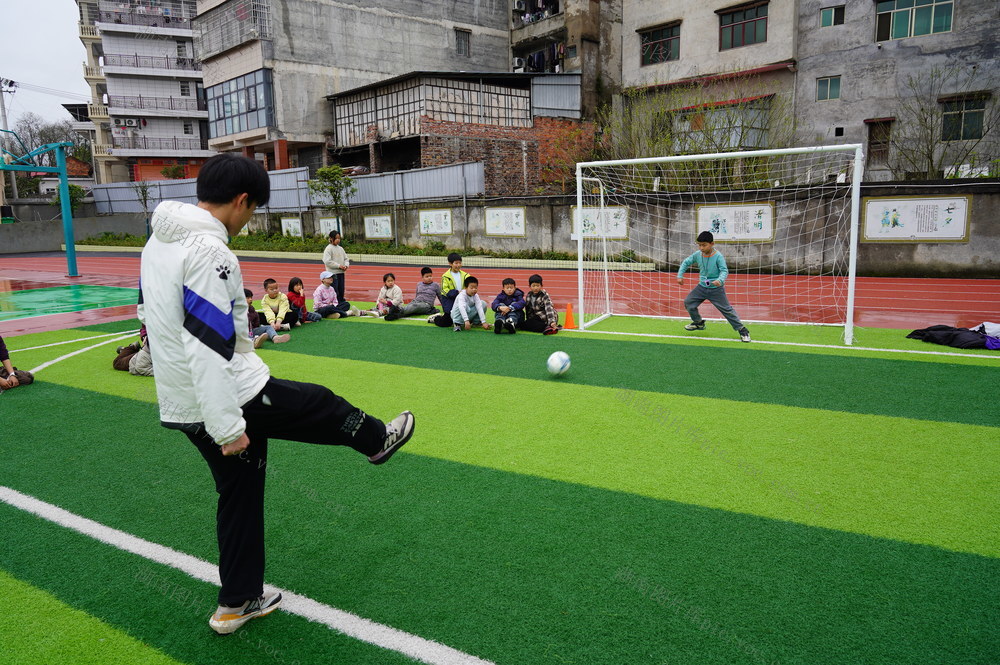 乡村特色教育（图）
3月31日，湖南省隆回县雨山小学教师在教孩子们踢足球。近年来,该校发挥青年教师特长，把足球、街舞等融入教学，促进学生素质全面发展。