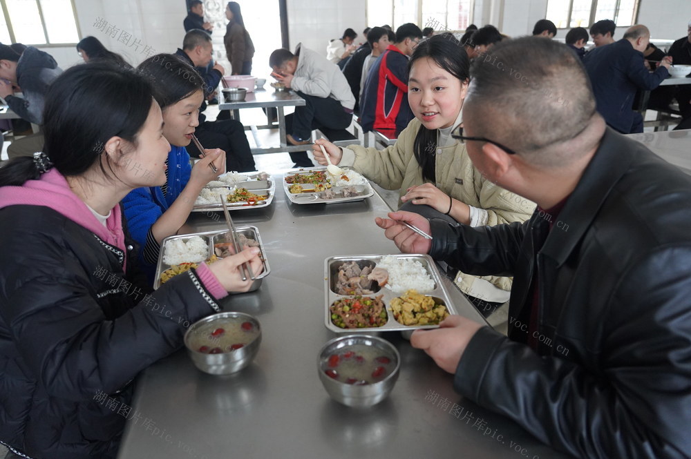 体验学生营养餐（图）

3月31日，督查人员在隆回县雨山中学陪学生吃中餐，现场体验营养餐落实情况。连日来，该县工商、卫健、市监、教育、纪检等多部门联合行动，对全县中小学营养餐问题自查与同类同改工作进行全面督查，建立学生营养餐长效管理机制，让学生营养餐成为真正的民生工程。