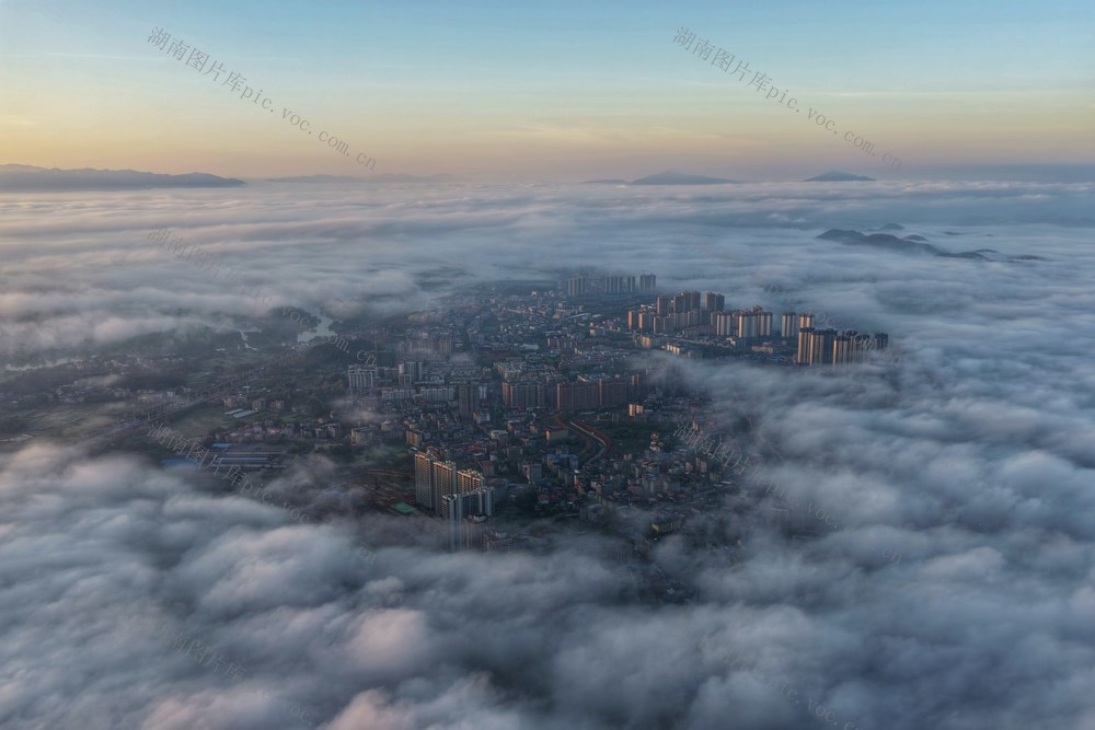 航拍 晨曦 云层 城市