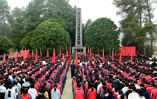 祭奠，清明，烈士，纪念碑，学生，英灵，扫墓，教育，革命烈士，传承，追寻 红军  缅怀