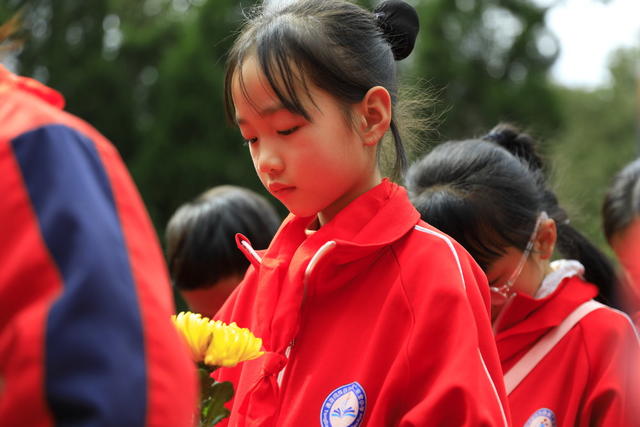清明 缅英烈 丰碑 砺童心