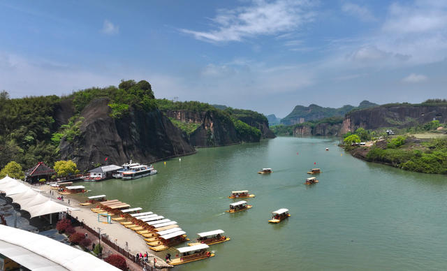 春和景明   郴州市  苏仙区飞天山  翠江  九龙水寨  竹筏游  游客    踏青  打卡  游览 