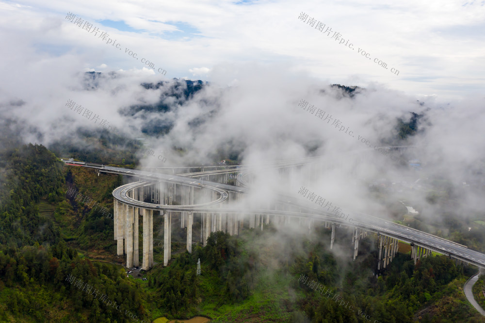 云雾  湘西  吉首  高速  桥梁  山川  丛林