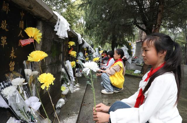   徒步缅怀英烈     传承红色精神