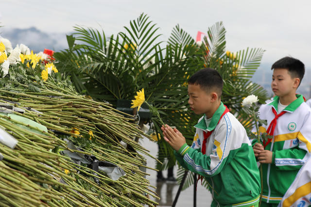 吉首市 烈士公园 祭拜 英烈 追寻 红色 足迹 赓续 血脉鲜花  入党 誓词 教师 党员 学生