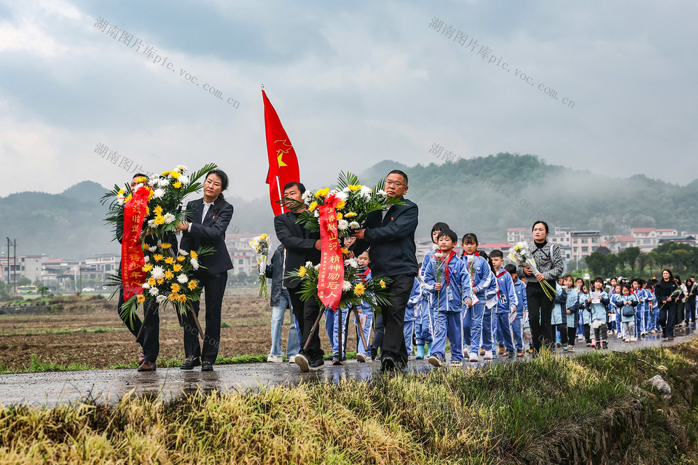 临武县：清明寻红色 童心敬英雄