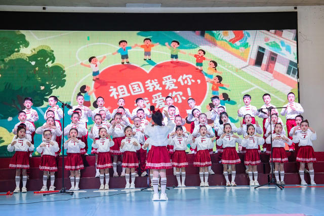 通道     小学生   合唱   歌颂   
