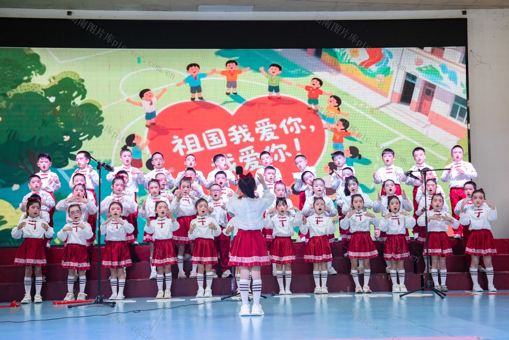 通道     小学生   合唱   歌颂   