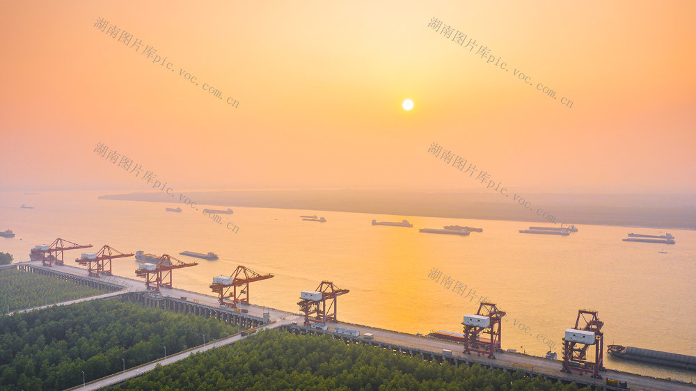 岳阳洞庭湖航运航道 岳阳杭瑞铁路高架桥 岳阳航拍 岳阳城市风光 高架桥 中国桥梁 火车桥梁 中国基建 洞庭湖桥梁 铁路桥 岳阳城陵矶 内河航运 城陵矶港口 岳阳风光  洞庭大桥 桥梁 航拍 江景 建筑
