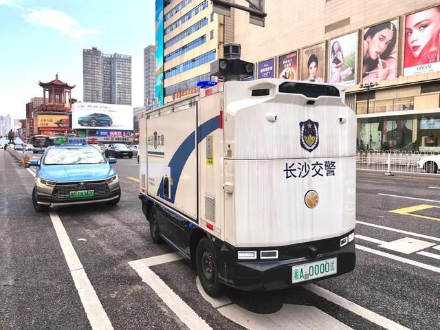 警用无人巡逻车