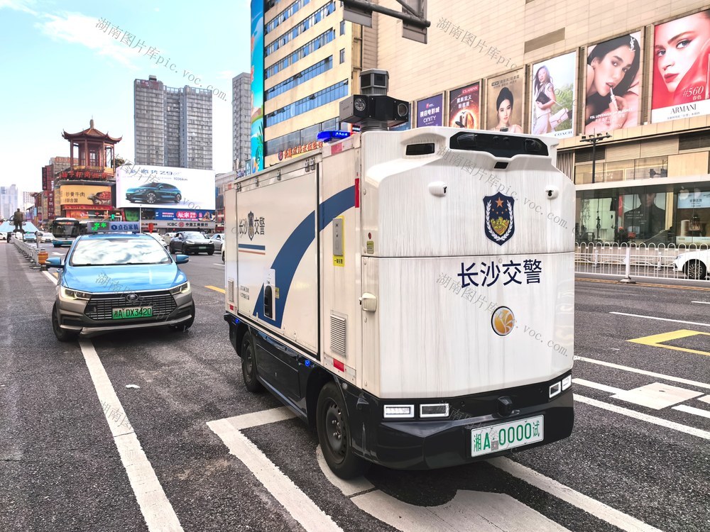 警用无人巡逻车