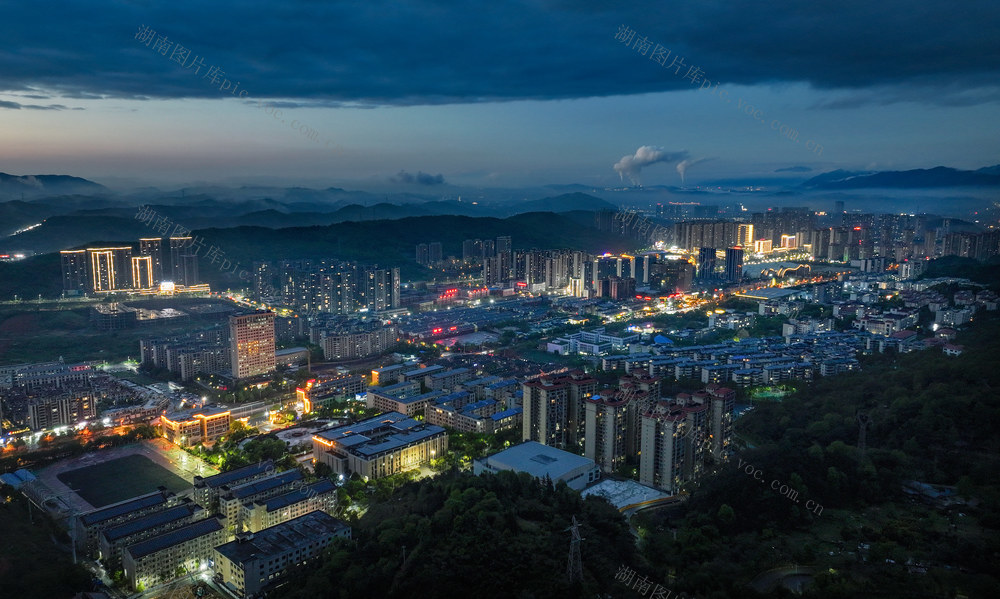 郴州   城东新区    云海  城区  楼宇  仙境  市民  雨后 
 气温回升  水汽  王仙岭  
 山脉  地形  云雾  画卷  