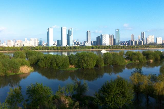 湘江两岸，春和景明