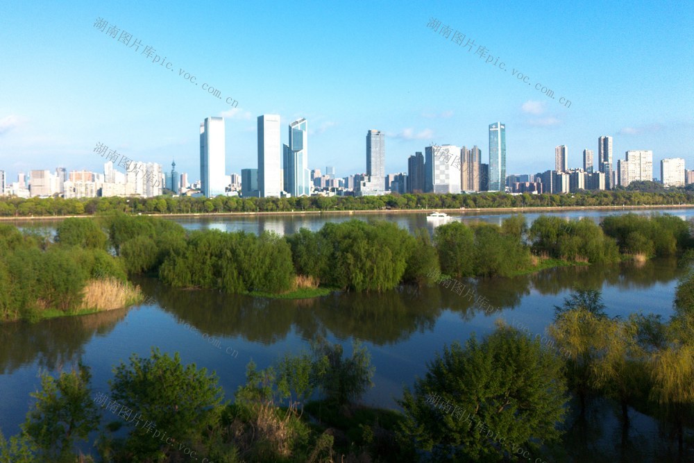湘江两岸，春和景明