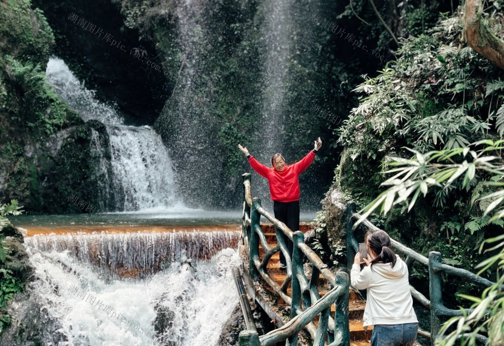 清明节 踏青 游玩 城步  瀑布