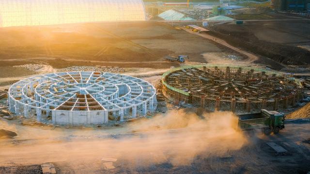 工人们忙趁东风抢工期建设忙，以勤劳为笔、以汗水为墨、以大地为纸，在广袤苍穹书写奋进的春天。