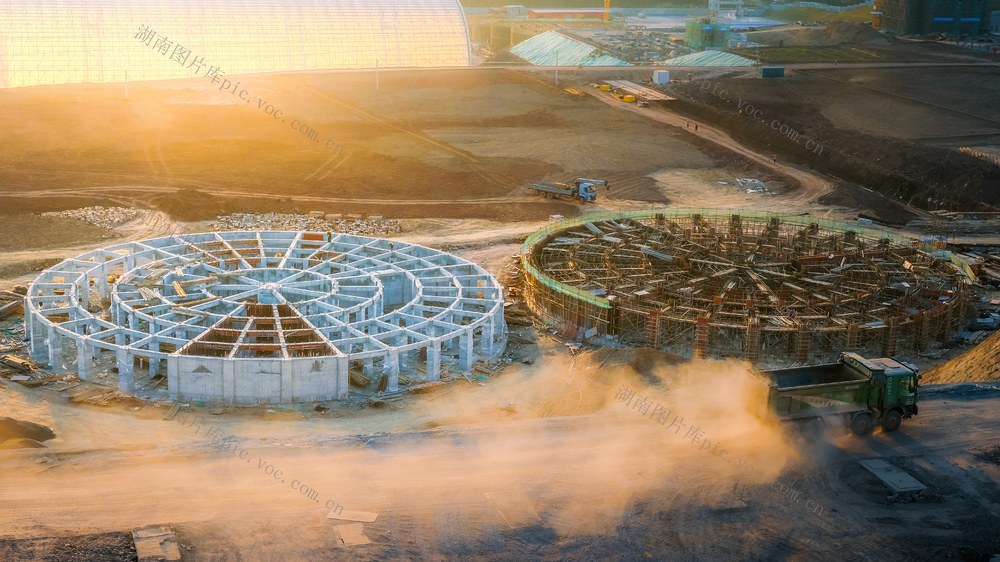 工人们忙趁东风抢工期建设忙，以勤劳为笔、以汗水为墨、以大地为纸，在广袤苍穹书写奋进的春天。