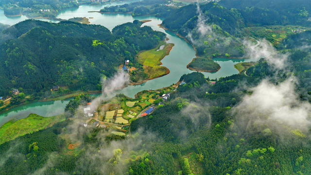 雨后  村庄  美如画