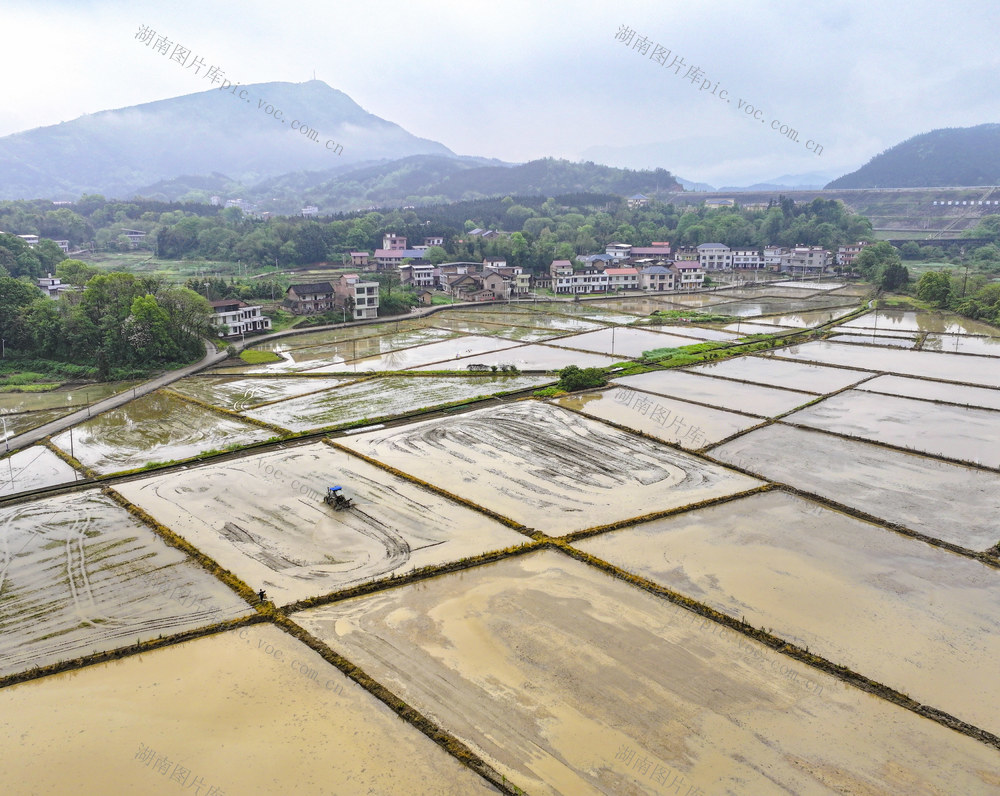 春耕 整理农田  翻耕农田