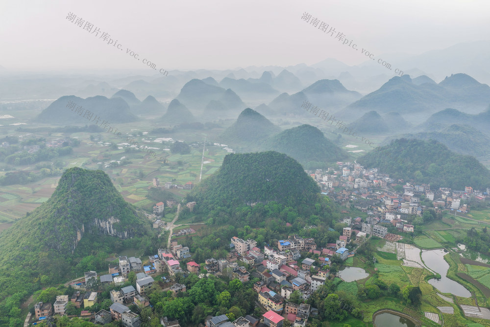 湖南道县：雾绕乡村如画卷 