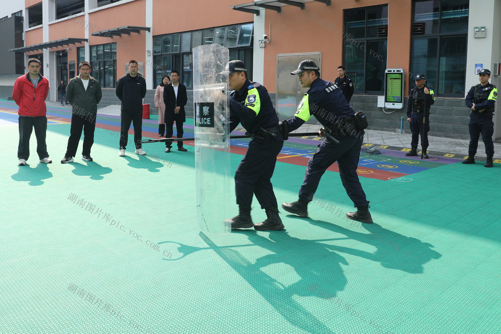 吉首 校园 公安 巡特警 派出所 反恐 防暴 安全 应急 演练 宣传  自我 保护 意识 避险 能力 小学