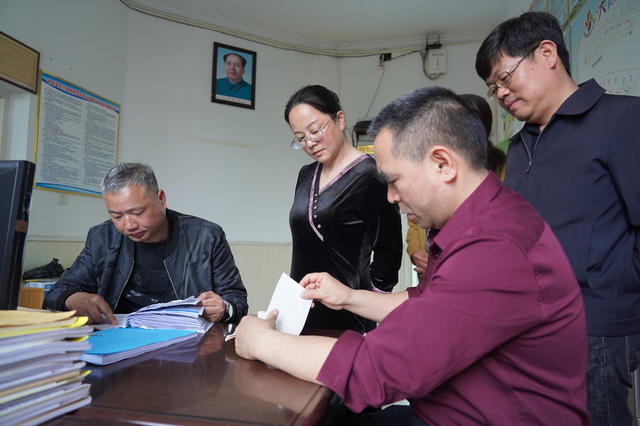 学生营养餐督查（图）

 

4月11日，纪检督查人员在隆回县大风车幼儿园督查学生营养餐食品台账。连日来，该县工商、卫健、市监、教育、纪检等多部门联合行动，对全县中小学营养餐问题自查与同类同改工作进行全面督查，建立学生营养餐长效管理机制，让学生营养餐成为真正的民生工程。