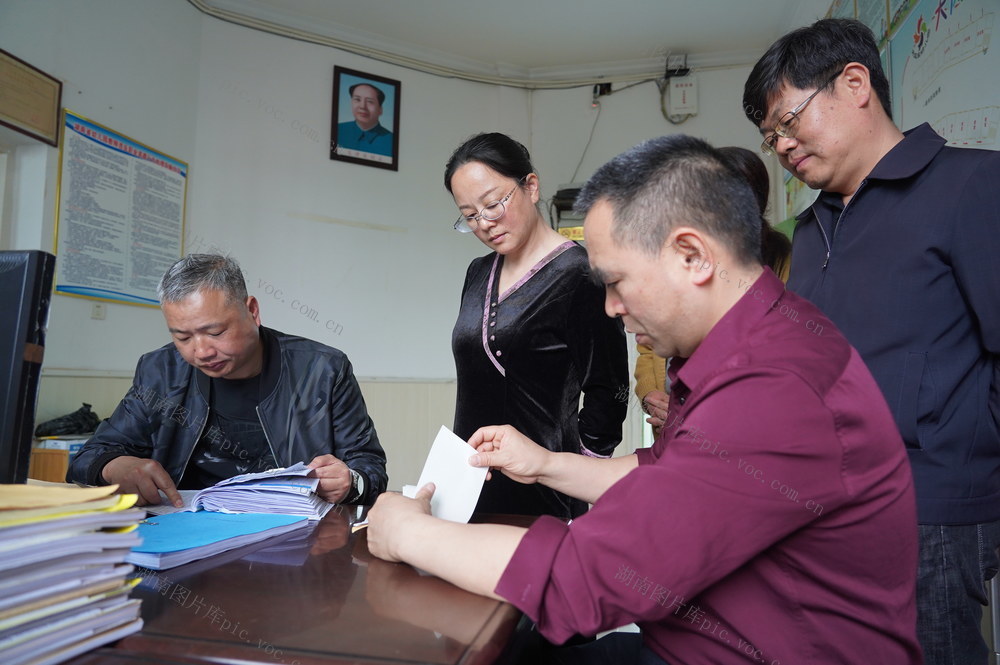 学生营养餐督查（图）

 

4月11日，纪检督查人员在隆回县大风车幼儿园督查学生营养餐食品台账。连日来，该县工商、卫健、市监、教育、纪检等多部门联合行动，对全县中小学营养餐问题自查与同类同改工作进行全面督查，建立学生营养餐长效管理机制，让学生营养餐成为真正的民生工程。