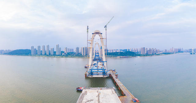 长沙银星湾大桥施工
建设施工航拍
跨江大桥建设
桥梁施工
桥梁
建设
施工
桥面
缆索
塔架
现代化
大桥
基础设施
桥墩
