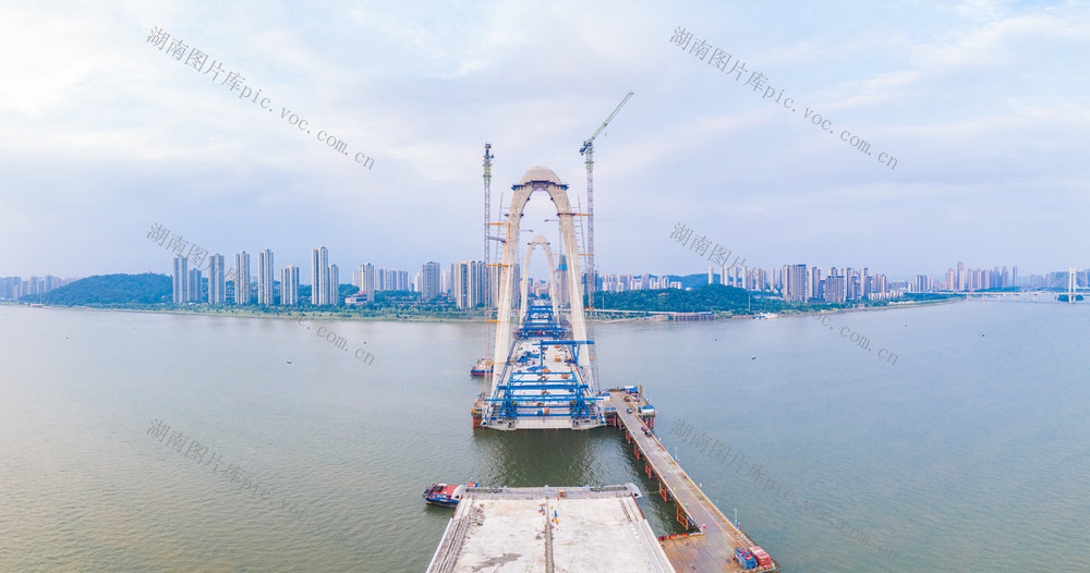 长沙银星湾大桥施工
建设施工航拍
跨江大桥建设
桥梁施工
桥梁
建设
施工
桥面
缆索
塔架
现代化
大桥
基础设施
桥墩