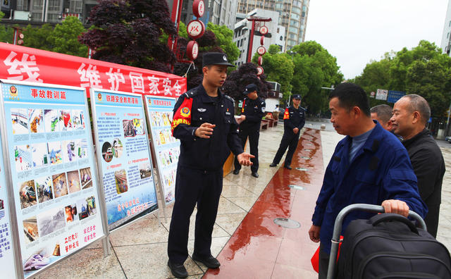 怀铁民警开展全民国家安全教育日宣传