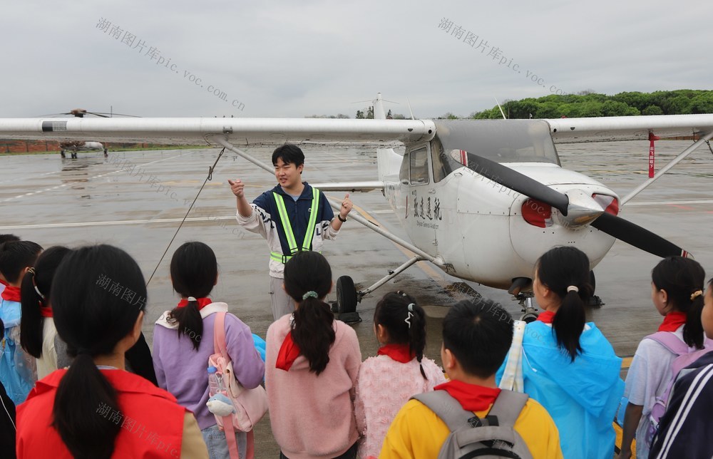 远足 机场 学生