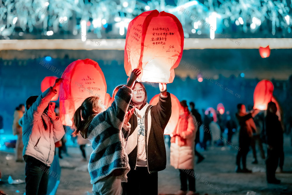 岳阳巴陵广场元宵节放飞孔明灯 岳阳人文 岳阳旅游 岳阳春节 湖南岳阳传统节日 岳阳春节放孔明灯的年轻人 岳阳巴陵广场 岳阳烟花 岳阳春节