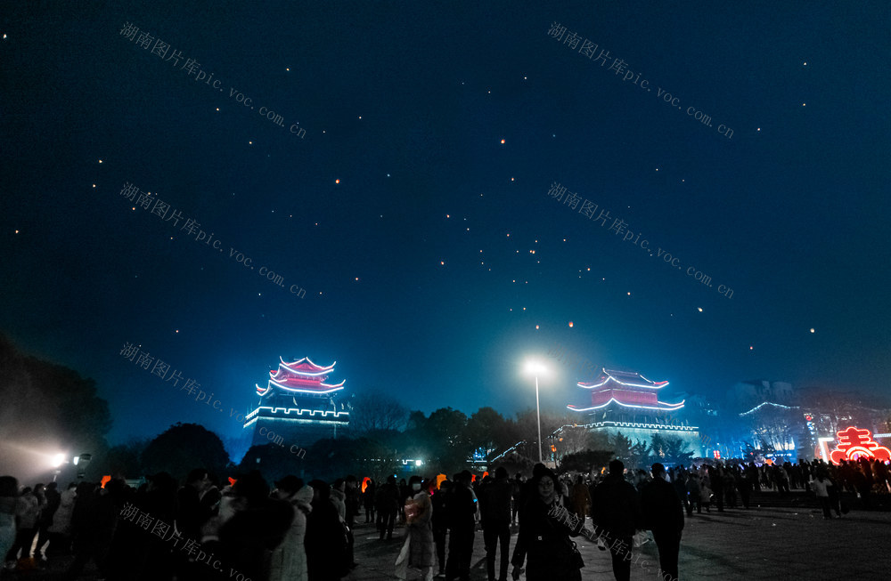 岳阳巴陵广场元宵节放飞孔明灯 岳阳巴陵广场 岳阳元宵节 岳阳历史人文 岳阳春节传统 岳阳城市航拍 