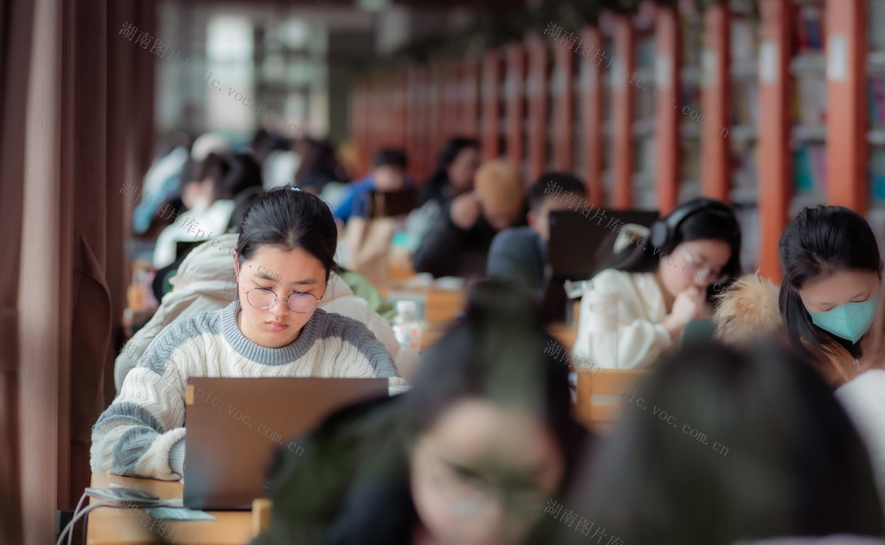 岳阳市图书馆学习的学生 岳阳图书馆 岳阳读书馆 岳阳读书的人 读研的人 
