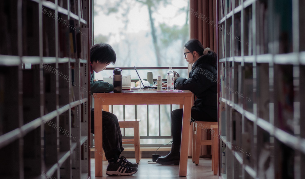 岳阳市图书馆学习的学生 岳阳图书馆 岳阳读书馆 岳阳读书的人 读研的人 