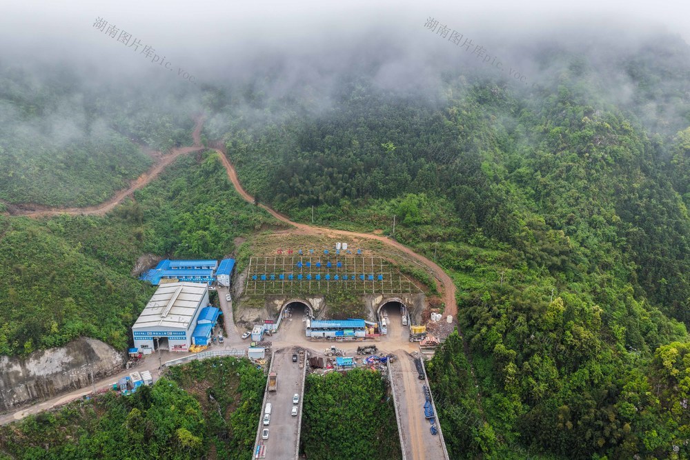 湖南永州：零道高速全线隧道双洞贯通