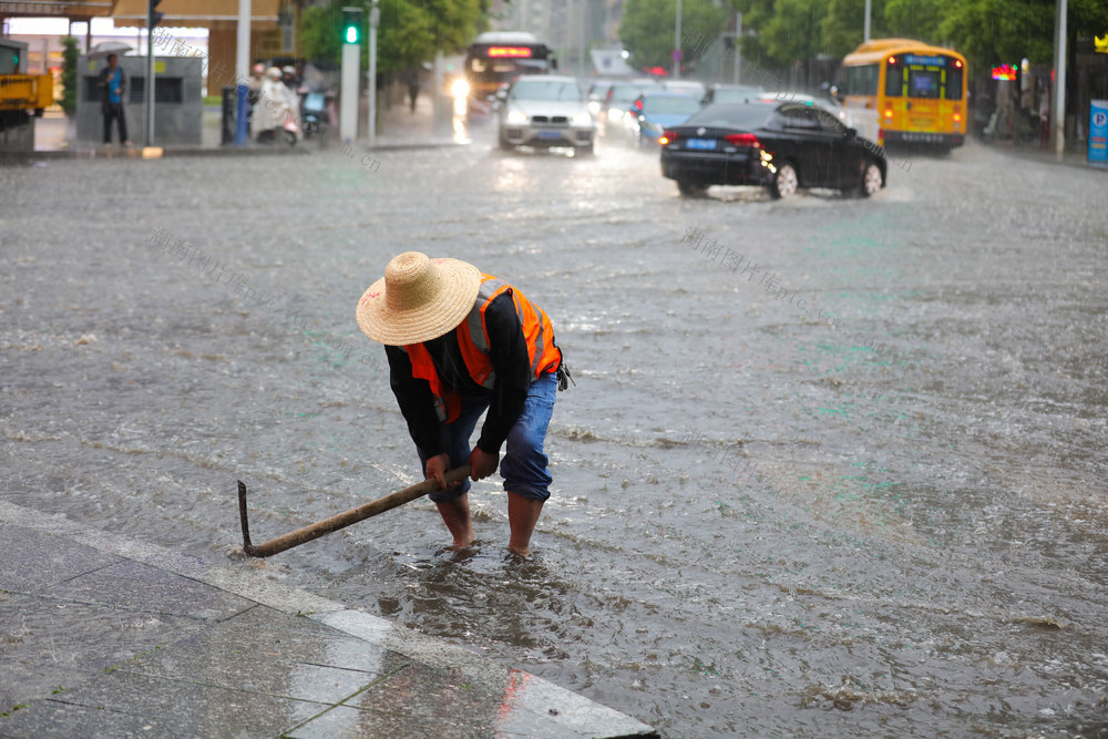 暴雨 来袭 降排 保畅